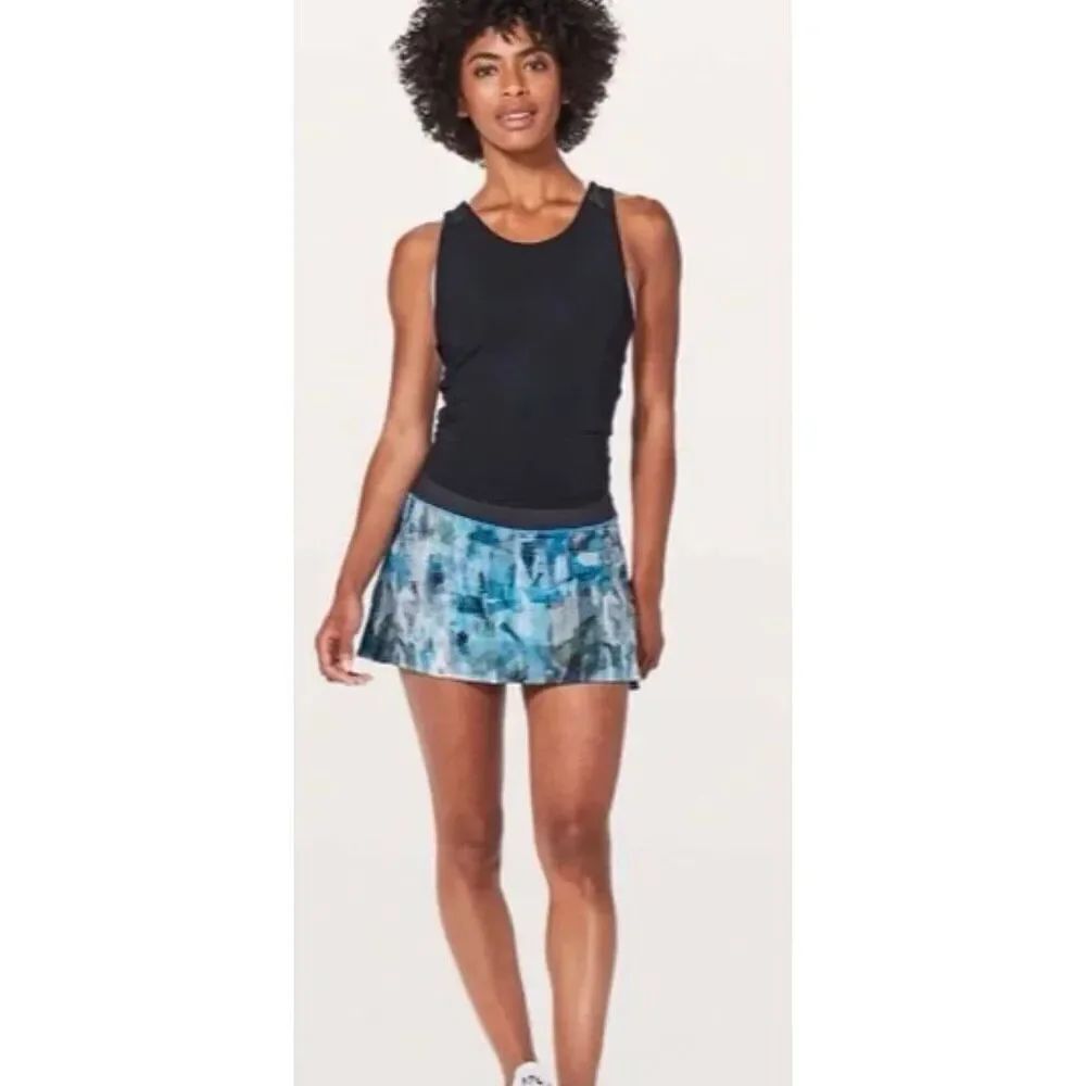 Womans Lululemon play off the pleat skirt size 6